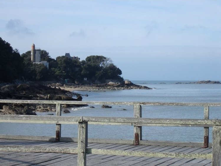 Vue de la Tour Plantier et de la plage de l'Anse Rouge depuis l'estacade de la Plage des Dames