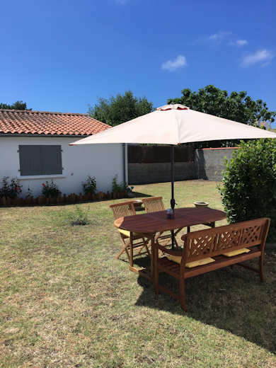 Coin repas dans le jardin