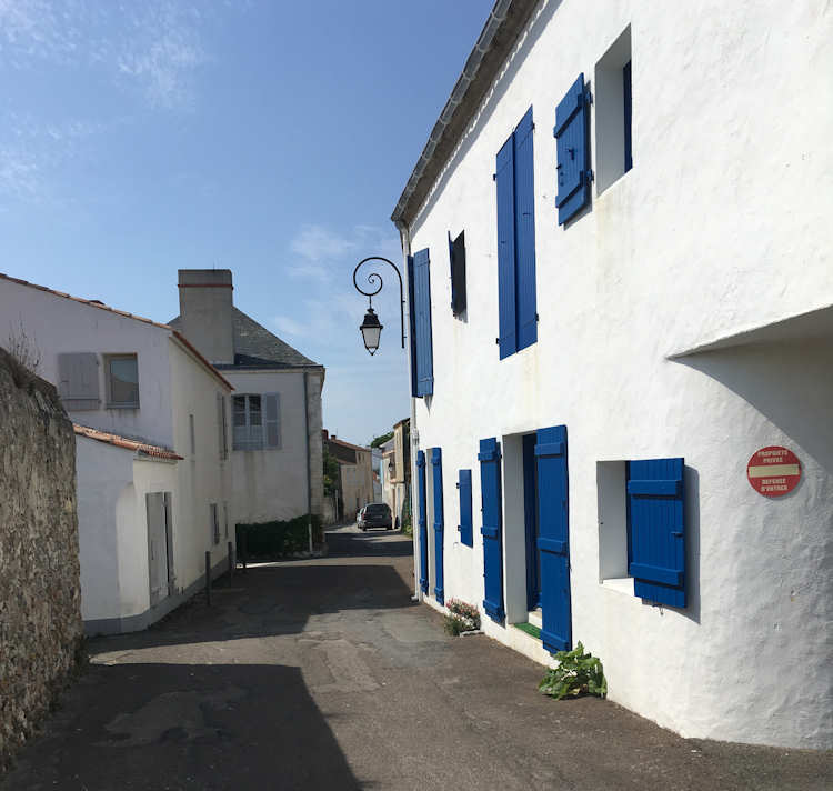 Un rez de chaussée en plein centre ville à proximité du château et du port de Noirmoutier en l'Île
