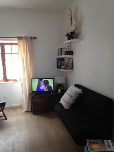 Coin détente, canapé fixe, téléviseur